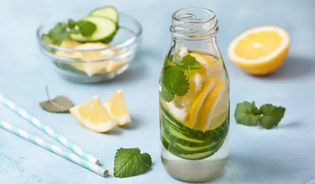 detoks suyu içməyi seçdiklərini deyirlər